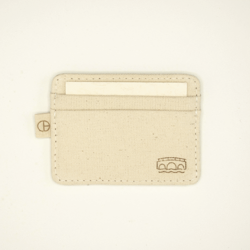 Cardholder – angled front view – Bruggen Edition by CARDHEIR – engraved bridge icon, handmade in Amsterdam