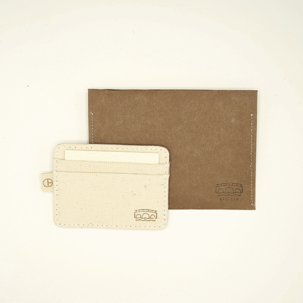 CARDHEIR Bruggen Edition – front view of handmade cardholder with matching brown packaging featuring engraved bridge icon