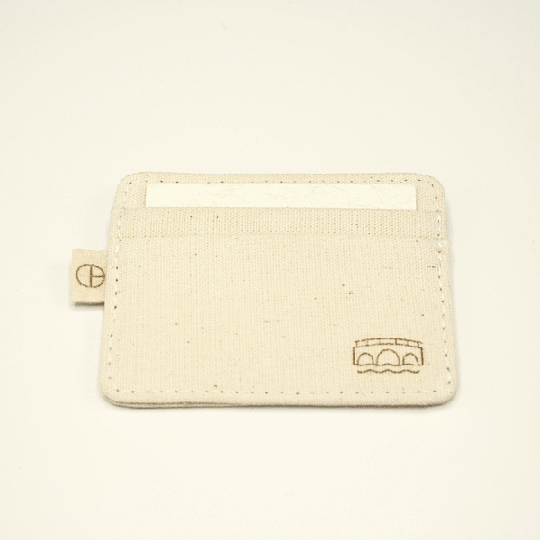 Rotated angled view of CARDHEIR Bruggen Edition cardholder – featuring a laser-engraved bridge icon on canvas