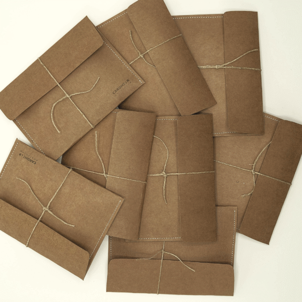 Handmade kraft envelope packaging for CARDHEIR cardholders – tied with twine, sustainable and minimalist