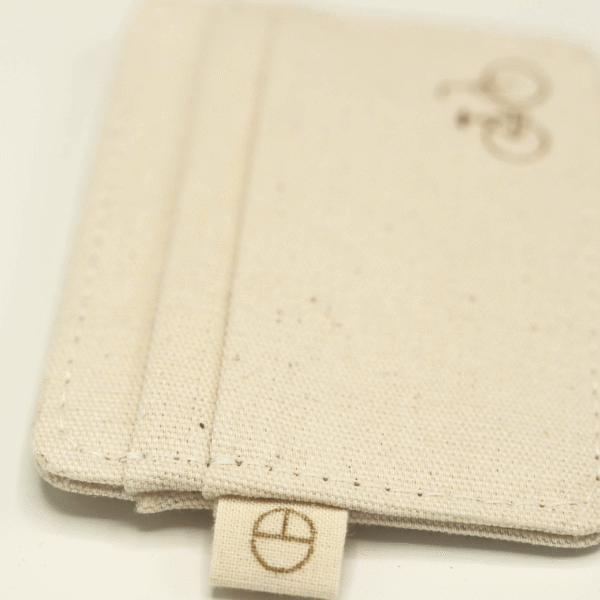 Cardholder – close-up of stitching and logo tag – Omafiets Edition by CARDHEIR, handmade in Amsterdam