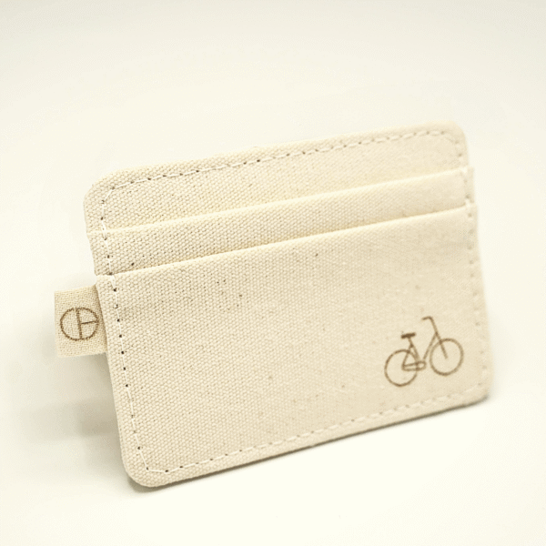 Angled side view of the CARDHEIR Omafiets Edition – handmade cardholder with Dutch bicycle engraving –