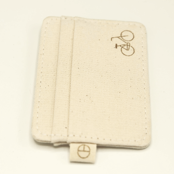 Front view of the CARDHEIR cardholder – Omafiets Edition – with Dutch bicycle engraving and minimalist stitched design – handmade in Amsterdam