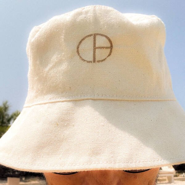 Handmade bucket hat in natural cotton with CARDHEIR logo – minimalist sustainable fashion