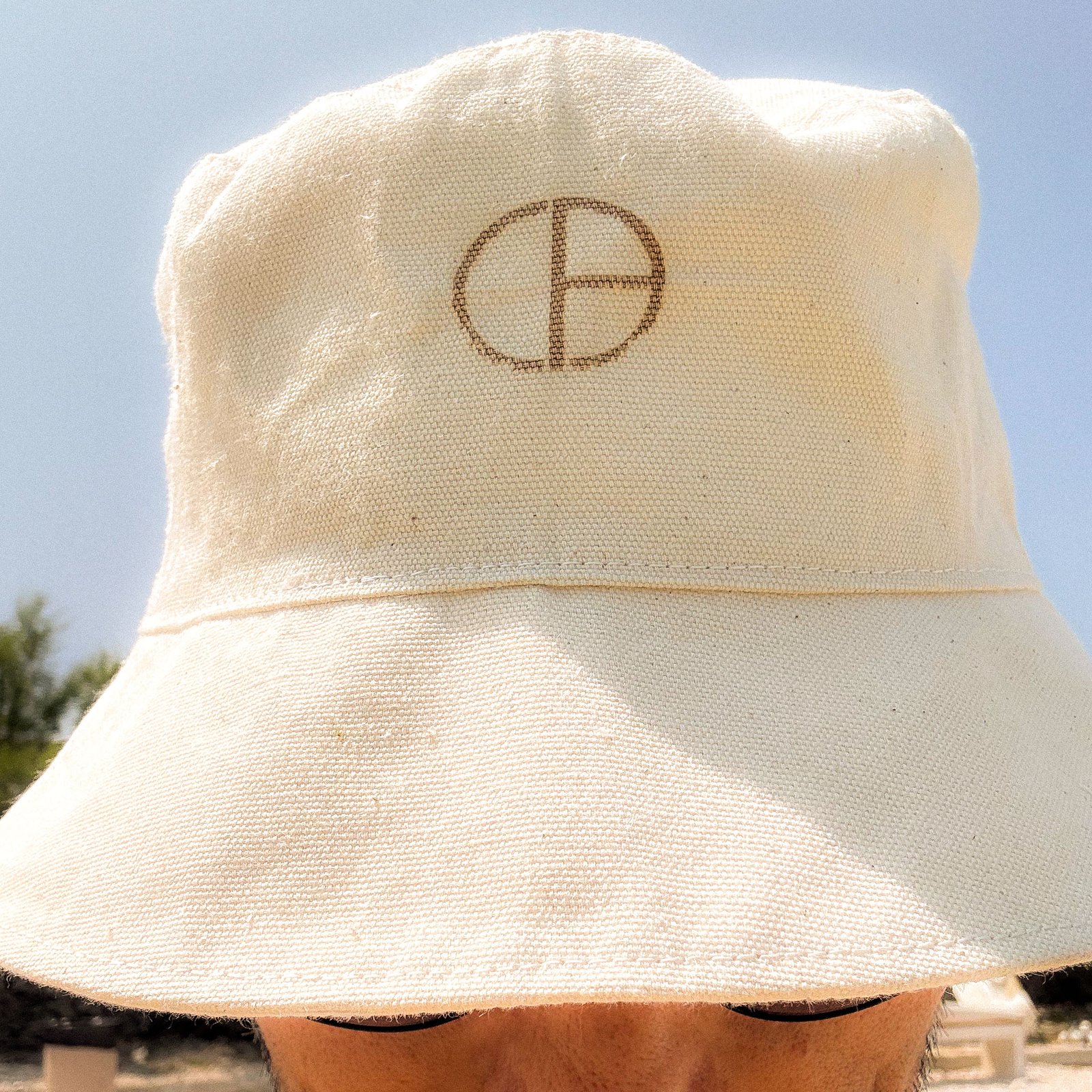 Handmade bucket hat in natural cotton with CARDHEIR logo – minimalist sustainable fashion