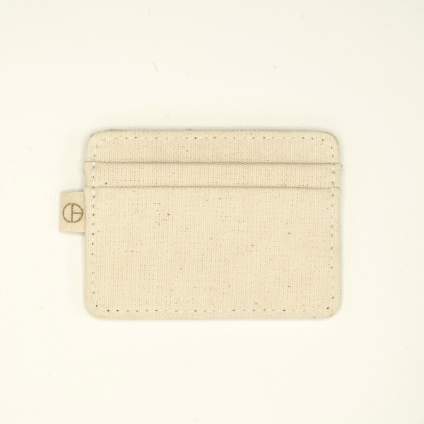 Minimal unbranded CARDHEIR cardholder hat made from 100% undyed natural cotton, handmade in Amsterdam by CARDHΞ↓R – ideal for personalization and sustainable fashion lovers.