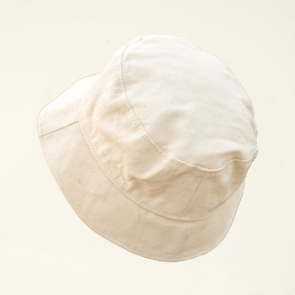 Minimalist bucket hat made from 100% undyed natural cotton, with no branding or engravings. Part of the CARDHΞ↓R Raw Collection – Classic Edition.